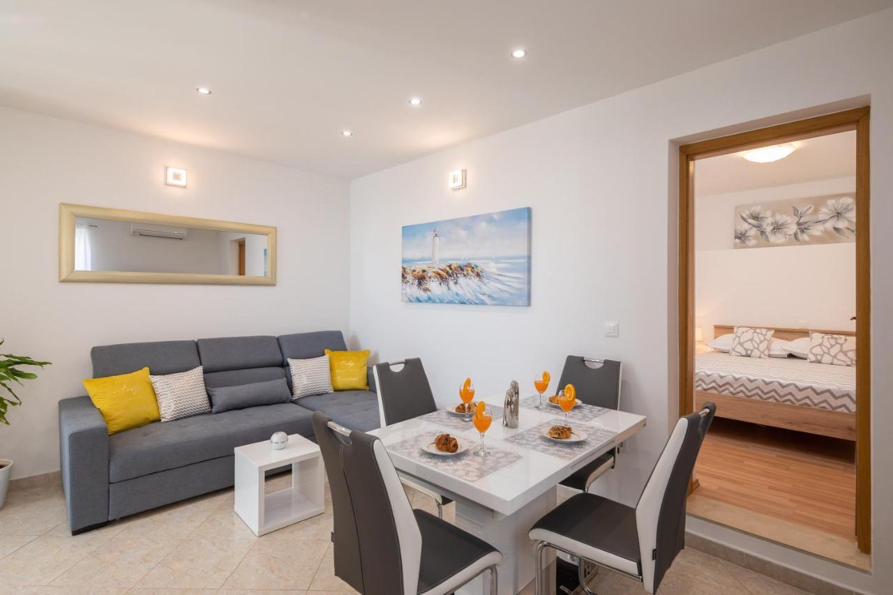 Fba Family Beach Apartments Омиш Экстерьер фото