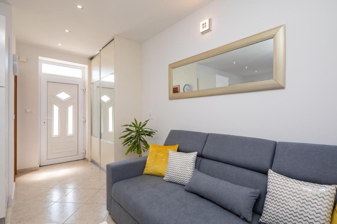 Fba Family Beach Apartments Омиш Экстерьер фото