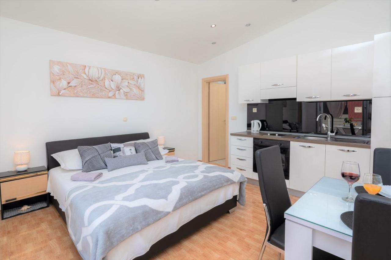 Fba Family Beach Apartments Омиш Экстерьер фото