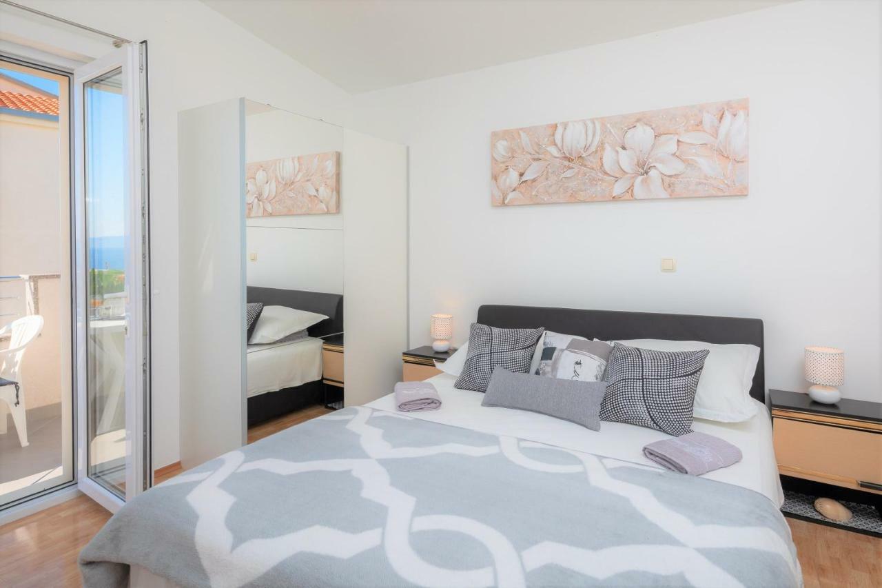 Fba Family Beach Apartments Омиш Экстерьер фото