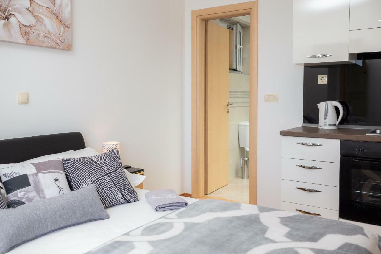 Fba Family Beach Apartments Омиш Экстерьер фото